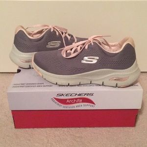 Sketchers athletic shoes. Size 6. Arch Fit.